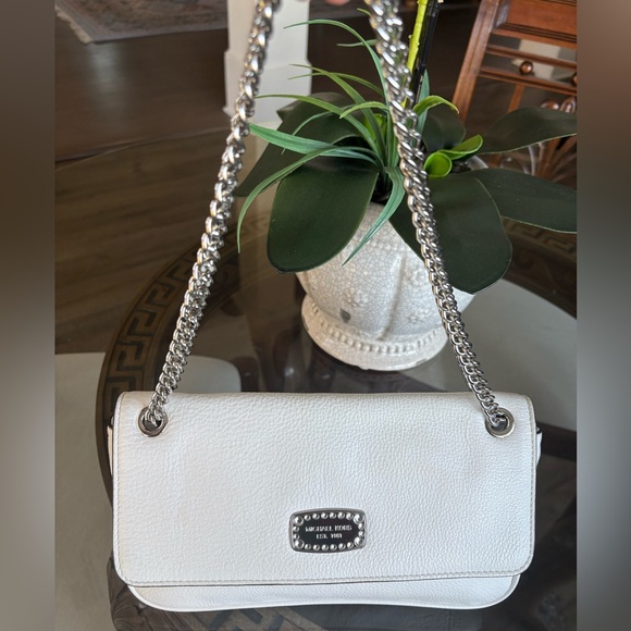 ๐ค๐คMICHAEL KORS WHITE LEATHER FLAP SHOULDER BAG!๐ค๐ค - Picture 1 of 9